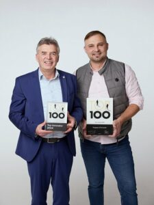 Geschäftsführer Frank Wienböker und Martin Jedral, Leiter Vertrieb, freuen sich über die Auszeichnung. (© Kingspan STG)
